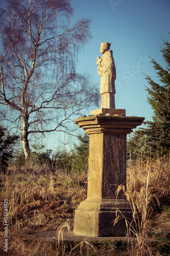 Monument im alten Flußbett der Talsperre Flaje im Erzgebirge