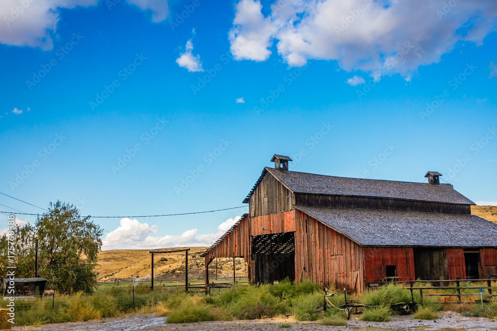 Obraz premium Old red barn in eastern Oregon.