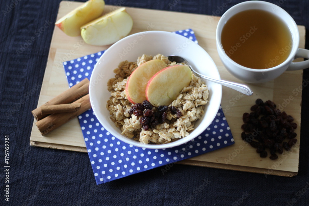 Porridge with raisins and apple