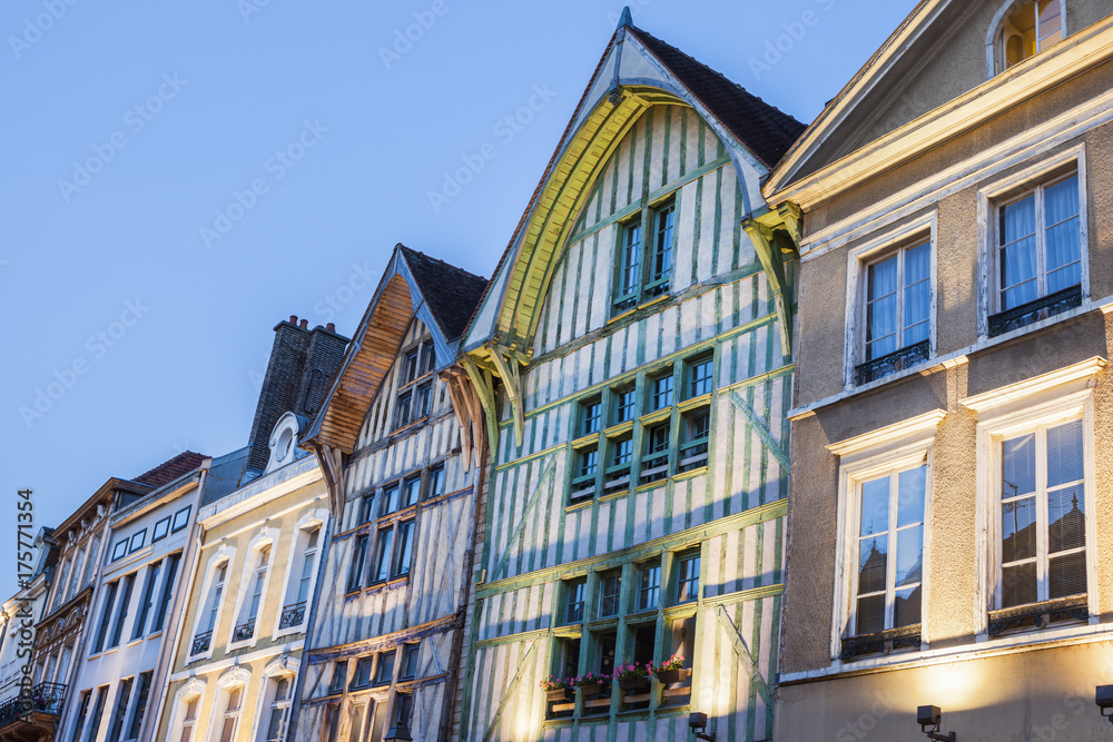 Fototapeta premium Old architecture of Troyes at night