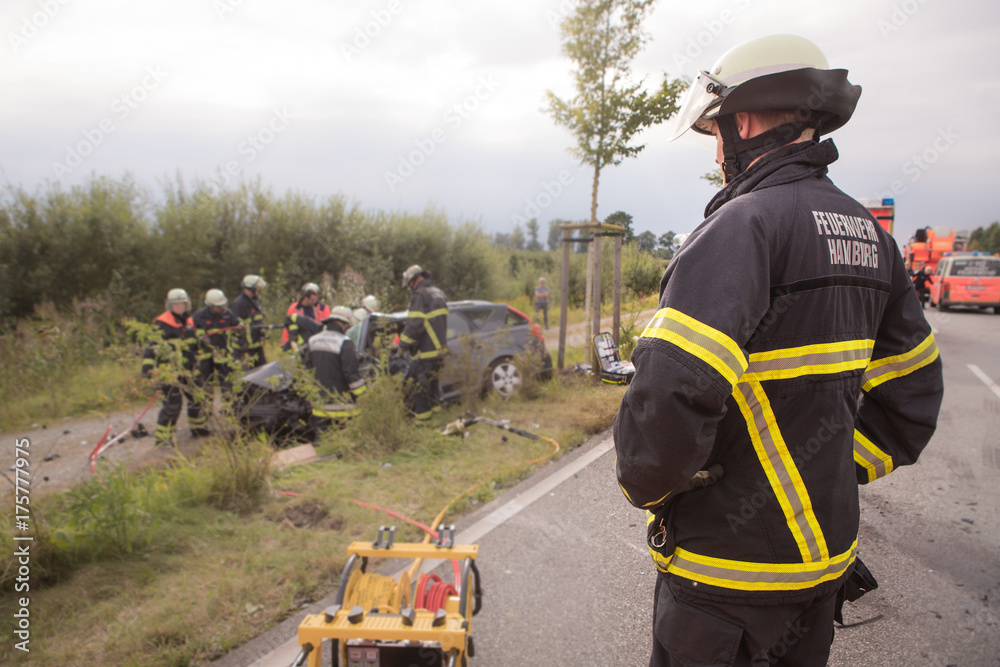 Feuerwehrmann Überblickt die Einsatzlage Feuerwehrmann Überblickt die Einsatzlage