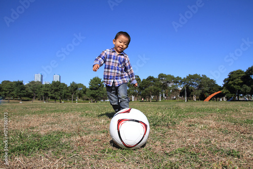 サッカーボールを蹴る幼児(3歳児)