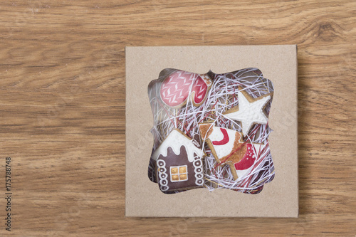 Obraz na płótnie Christmas gingerbread cookies in a gift box on a wooden background w salonie