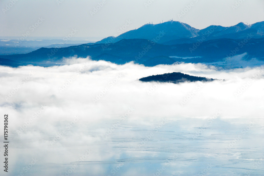 冬の美幌峠から見た霧に覆われた屈斜路湖（北海道）