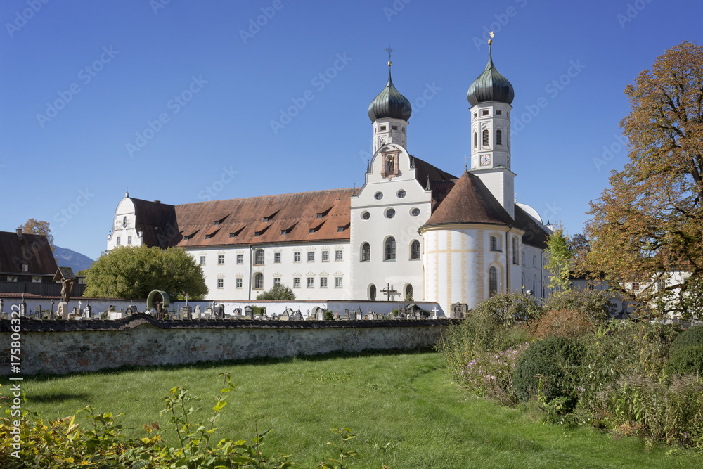 Kloster Benediktbeuern, Bayern, im Herbst