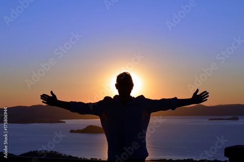 Silhouette eines Mannes vor Sonnenuntergang © christiane65