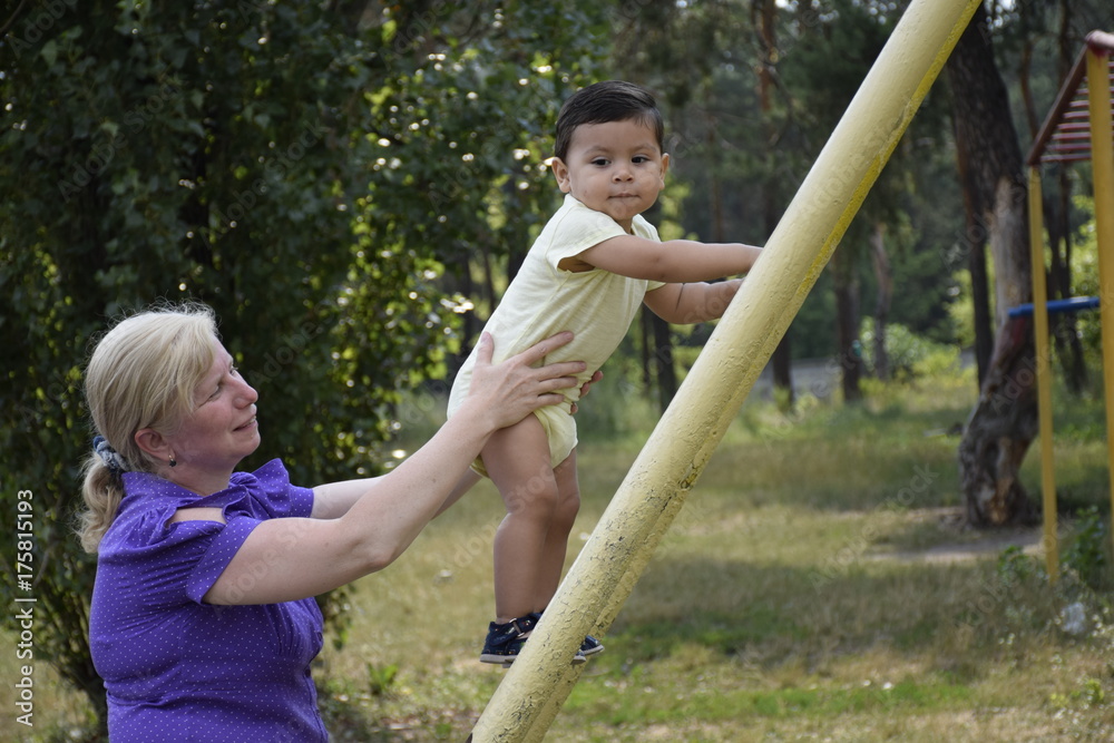 Obraz premium женщина на спортивной площадке с ребенком