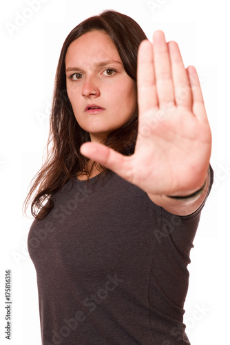 Attraktive junge Frau zeigt Stop 