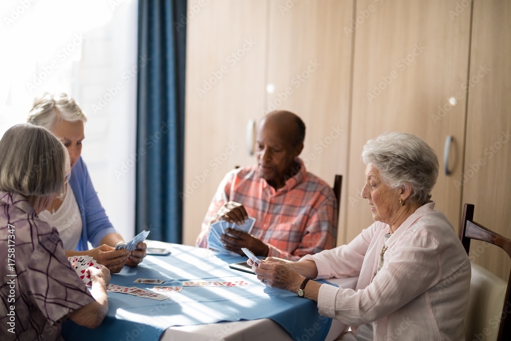 Obraz premium Senior people playing cards at table
