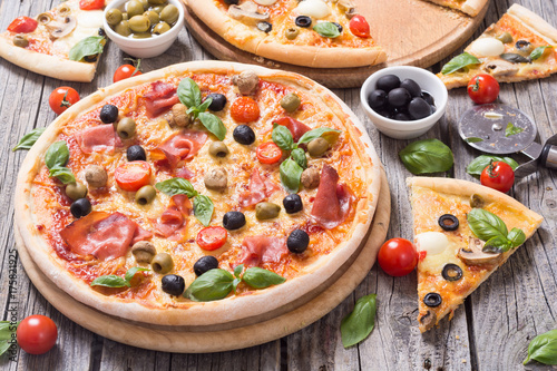 Italian pizza with mozzarella