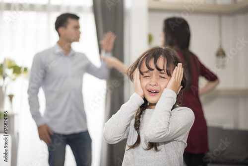 Foto The girl was crying because parents quarrel