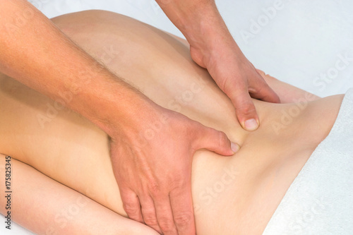 Schmerzen in der Lendenwirbels  ule durch Massage mildern