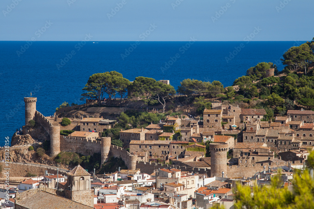 Obraz premium View of the town of Tossa de mar one of the most beautiful towns on the Costa Brava. City walls and medieval castle on the hill. Amazing city in Girona, architecture and monuments of Catalonia.