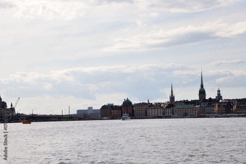 Blick übers Wasser zur Altstadt von Stockholm in Schweden
