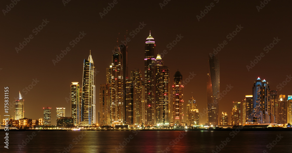 Obraz premium General view of the Dubai Marina at night