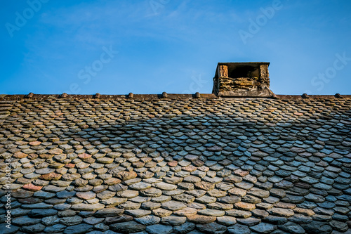 Vue sur le toit d'une maison de Belcastel