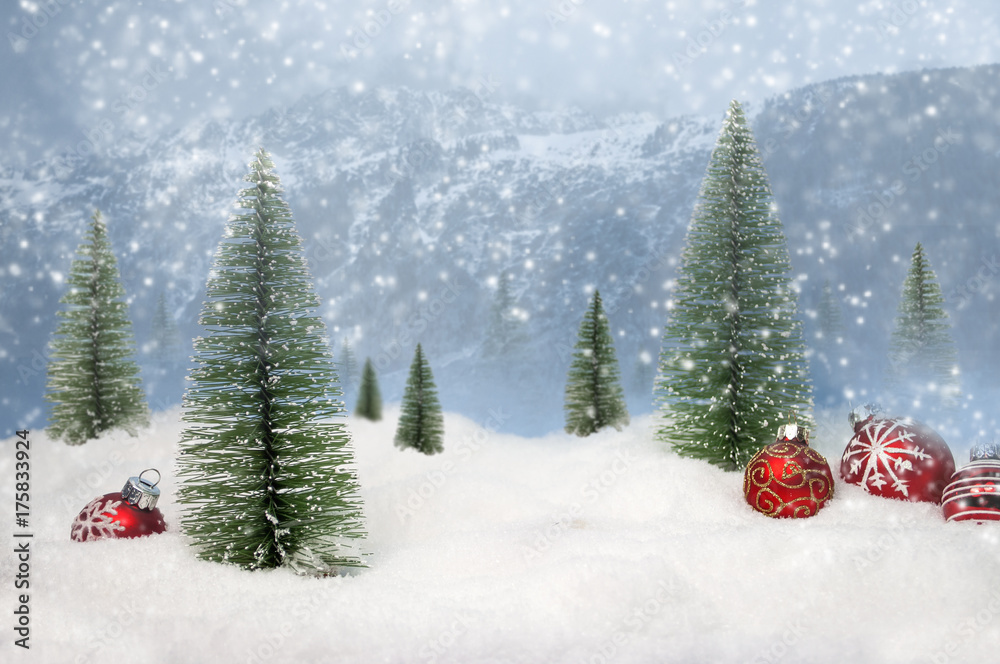 weihnachtliche Winterlandschaft mit Weihnachtsdekoration und Schneeflocken 