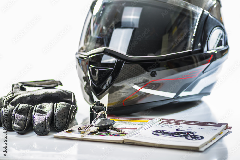 Obraz premium prawo jazdy na motocykl / kask, rękawiczki, klucze i podręcznik do nauki