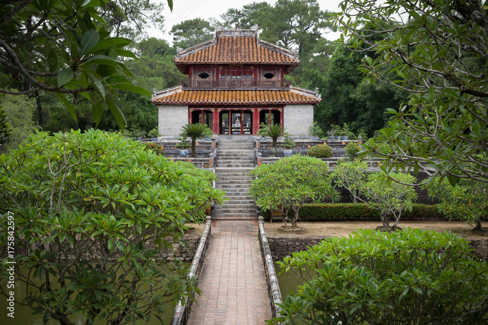 Obraz premium chinese forest temple