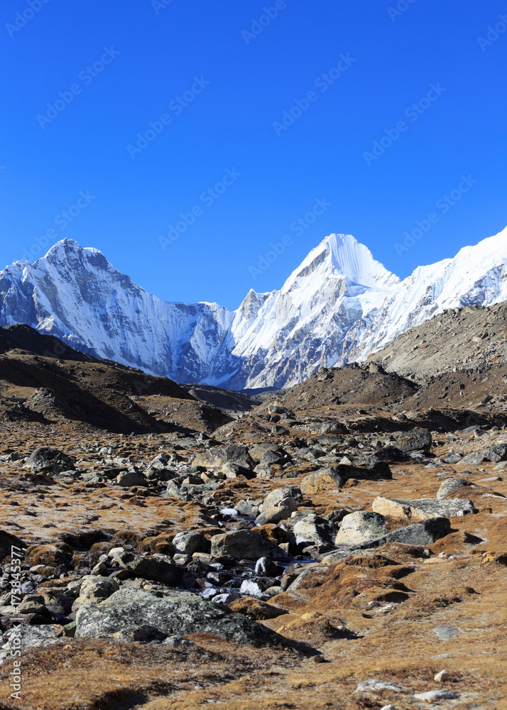 Fototapeta premium beautiful mountain landscape on the way to everest base camp