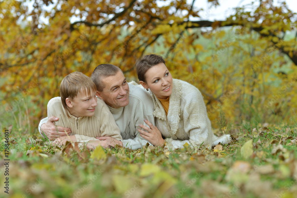 Fototapeta premium Happy family in the autumn park