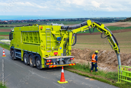Photos camion aspirateur en action.