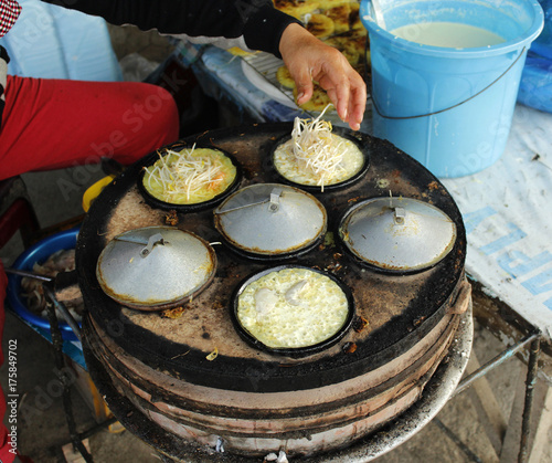 вьетнамская уличная еда: блинчики на огне