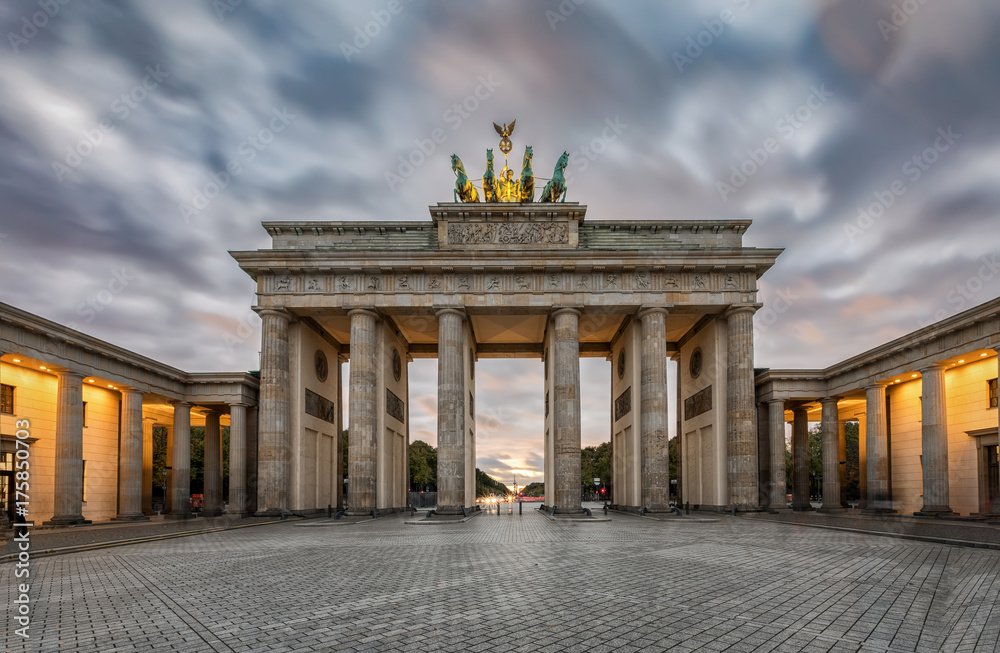 Naklejka premium Brama Brandenburska w Berlinie z jesiennym niebem o zachodzie słońca
