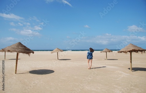 Mujer en playa de Tarifa, Cádiz
