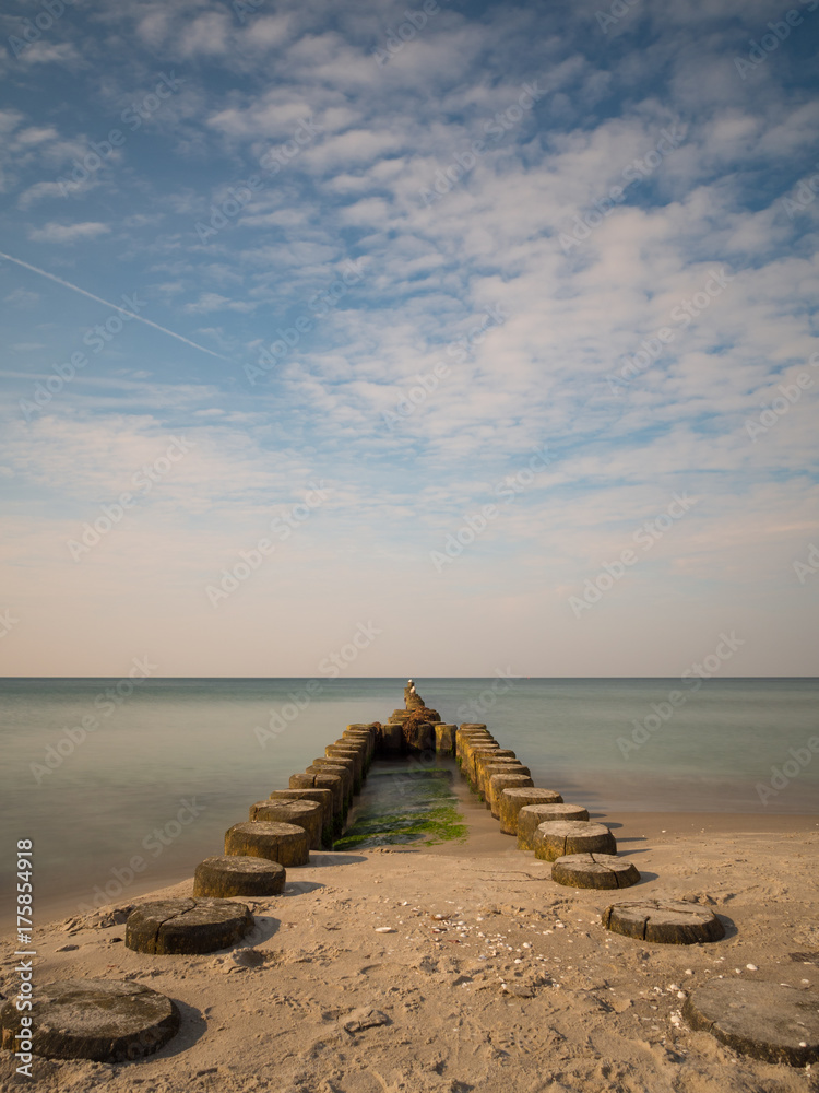 Fototapeta premium Buhnen im Meer