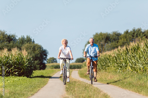 Senioren Frau und Mann bei bester Gesundheit auf dem Fahrrad im Sommer
