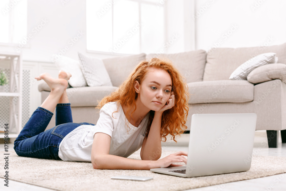 Obraz premium Thoughtful student girl using laptop