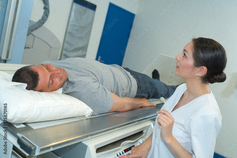 Obraz premium Nurse controlling bed patient is layed on