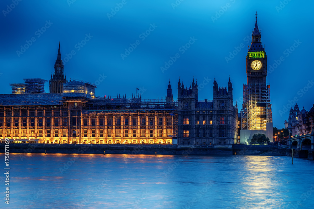 Naklejka premium London, the United Kingdom: the Palace of Westminster with Big Ben, Elizabeth Tower, viewed from across the River Thames at night