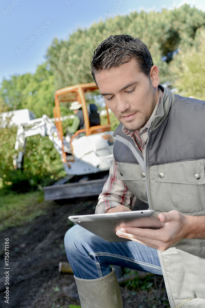 Obraz premium gardener outside with tablet