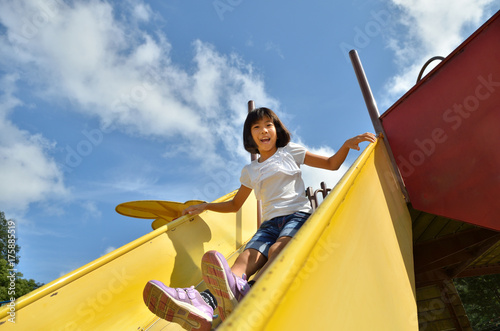 滑り台で遊ぶ女の子 © hanapon1002