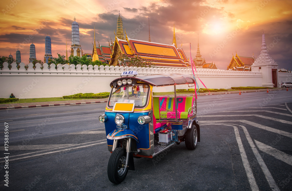 Naklejka premium Tuk tuk na tle kompleksu Grand Palace w Bangkoku i Wat Phra Kaew, jednej z atrakcji turystycznych Bangkoku, Bangkok, Tajlandia