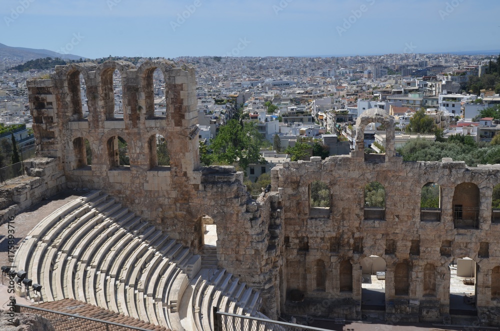 Vue de la ville d'Athènes depuis l'odéon d'Hérode Atticus, ou théâtre d'Hérode Atticus, au pied de l'Acropole