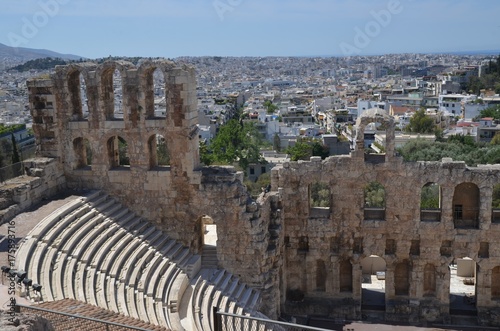 Vue de la ville d'Athènes depuis l'odéon d'Hérode Atticus, ou théâtre d'Hérode Atticus, au pied de l'Acropole