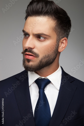 young bearded business man looks to side © Viorel Sima