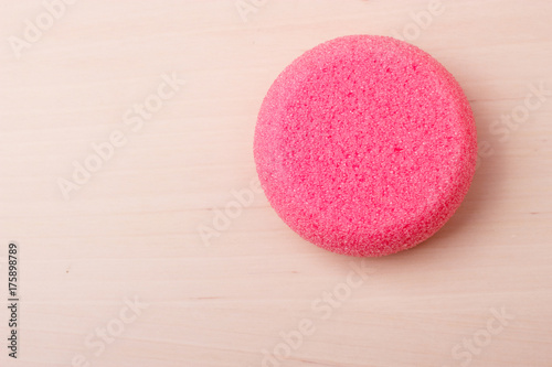 Canvastavla Pink pumice stone on wooden surface