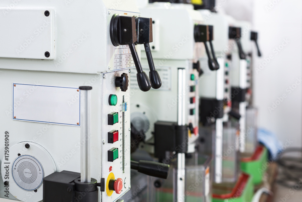 Benchtop vertical drilling machines. The machines are arranged in one row. Benchtop vertical drilling machines. The machines are arranged in one row.