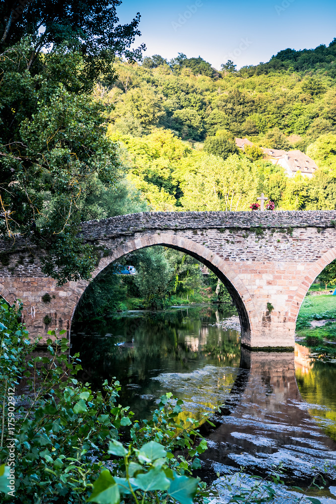 Le vieux pont au dessus de l'Aveyron à Belcastel Le vieux pont au dessus de l'Aveyron à Belcastel