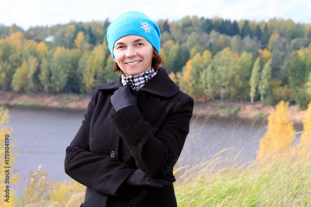 женщина на прогулке 