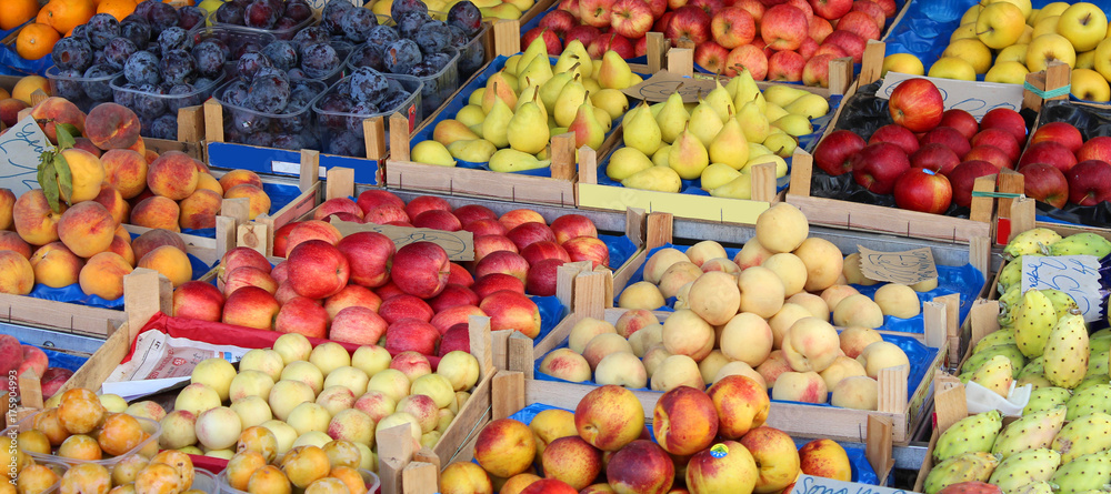 Étal de fruits sur un marché italien