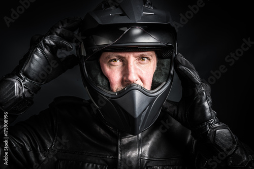 Equipement de sécurité de motard avec casque © Chlorophylle