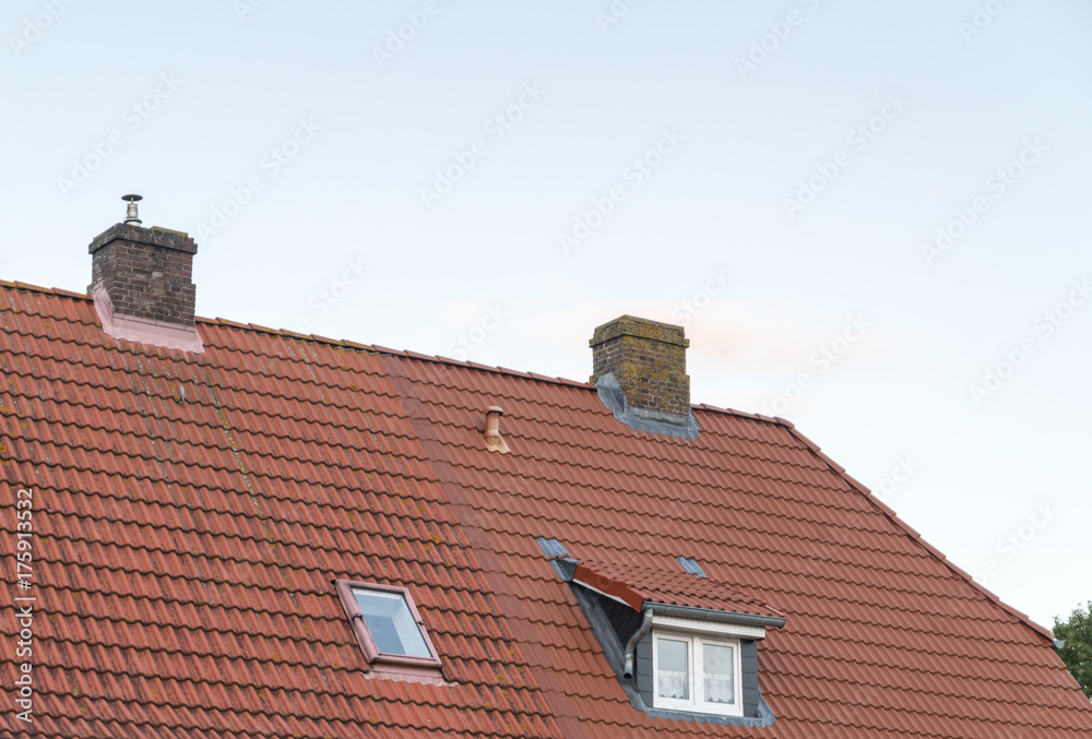 Dach mit kleiner Gaube und Schornsteinen