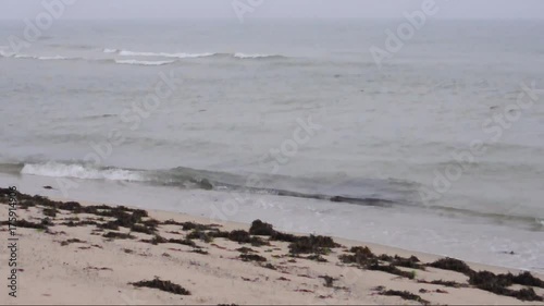 Strand der Nordseeküste an einem kalten, windigen und regnerischen Herbsttag mit grauem Himmel