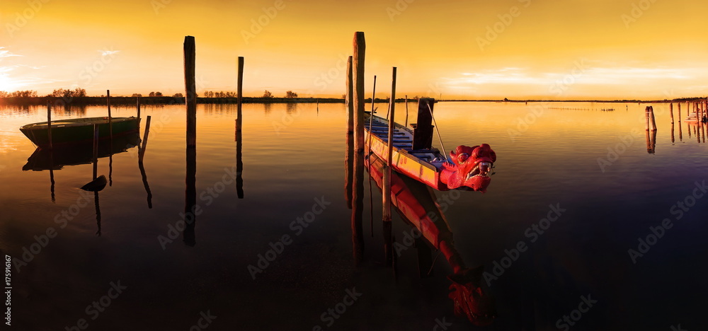 Drachenboot in den Lagunen von Venedig