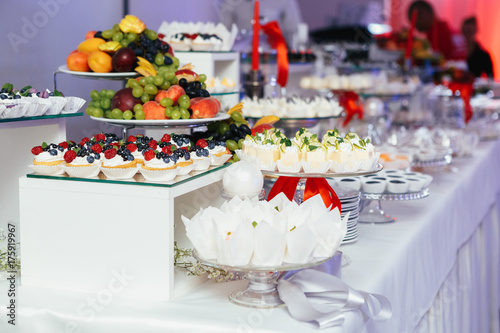 Baked baskets with cream and berries served on candy bar